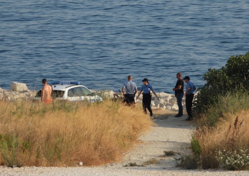 [VIDEO] Dvije zavezane ručne bombe pronađene na Žnjanu blizu plaže za osobe s invaliditetom