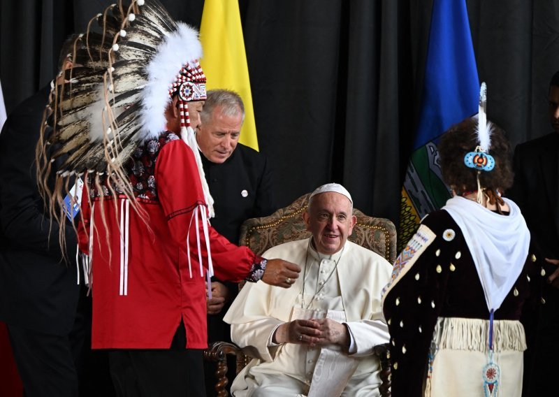 [FOTO] Papa stigao u Kanadu, tražit će oprost za zlostavljanje svećenika nad djecom: 'Ovo je pokorničko hodočašće'