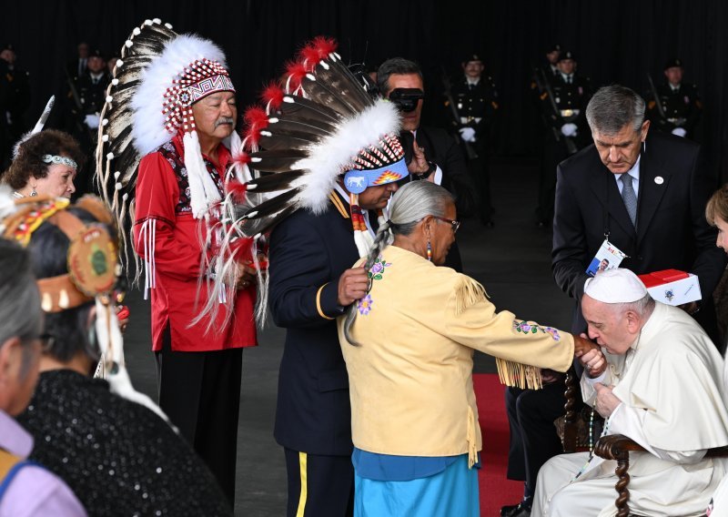 Papa Franjo sastaje se u Kanadi s domorodačkim stanovništvom