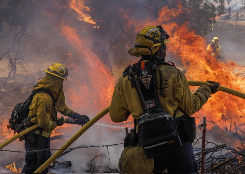 Tisuće evakuirane, kalifornijski požar Oak prijeti divovskim sekvojama u Yosemiteu
