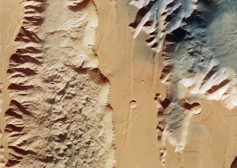 [FOTO] Pred ovim marsovskim raskolom Veliki kanjon može se samo sakriti