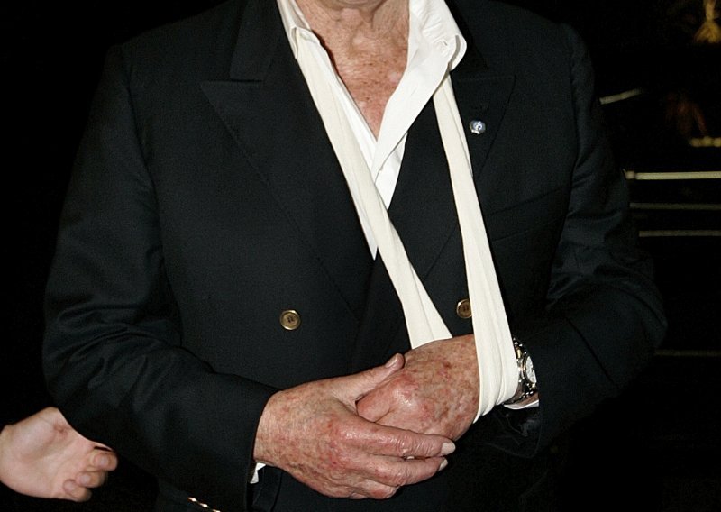 Roger Moore otkrio da su ga tukle bivše žene