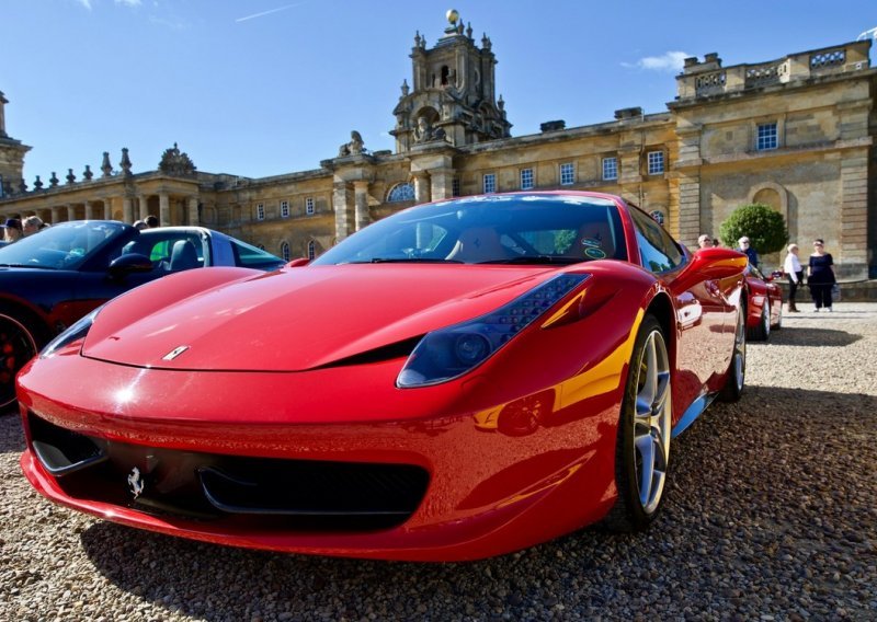 [FOTO/VIDEO] Češka policija zaplijenjenim Ferrarijem će goniti najagresivnije vozače