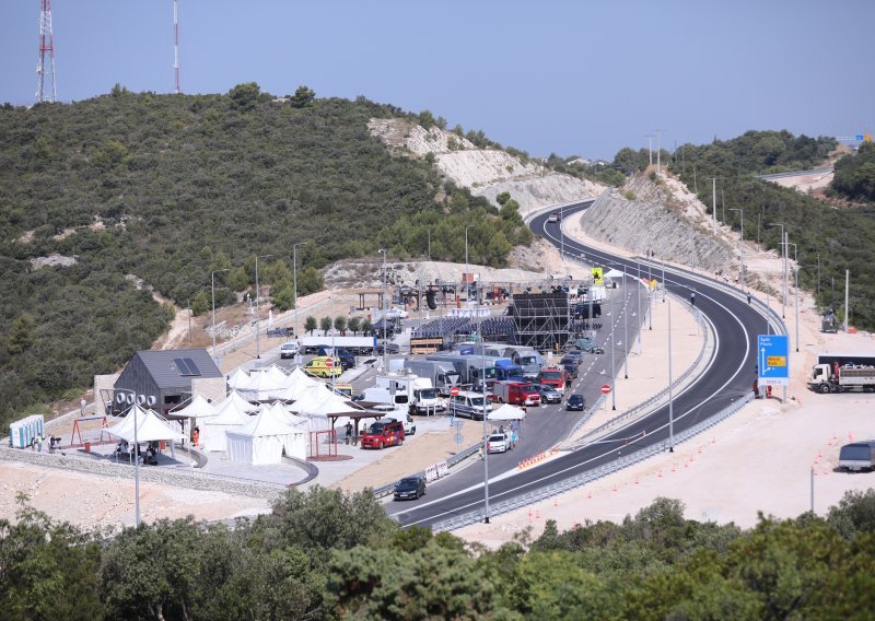 Pelješkim mostom prešlo već oko 1500 vozila; iz Hrvatskih cesta upozoravaju: Neki staju da bi se fotografirali, to je iznimno opasno