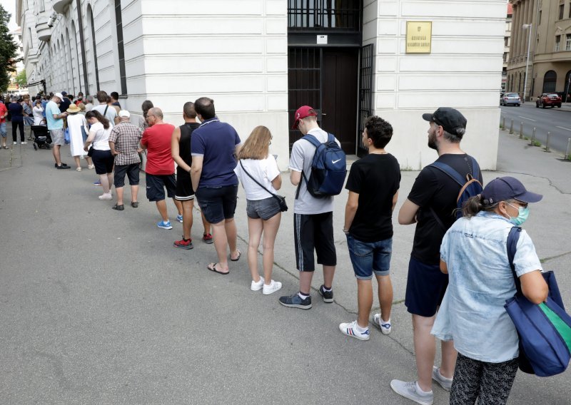 [VIDEO/FOTO] Nevjerojatne scene: Građani pohrlili u Hrvatsku narodnu banku da bi kupili kovanicu od 25 kuna s motivom Pelješkog mosta