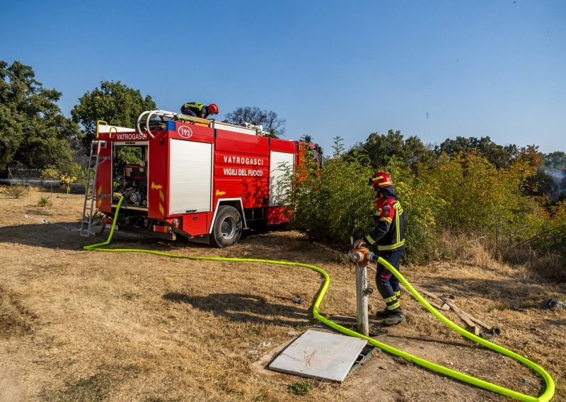 Još uvijek gori kod Imotskog - u plamenu nisko raslinje, trava i borova šuma