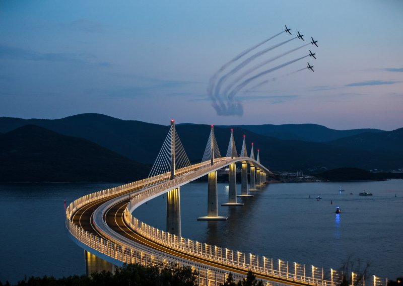 [VIDEO/FOTO] Pogledajte spektakularan let Krila Oluje iznad Pelješkog mosta