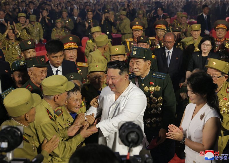 [FOTO] Kim Jong Un: Naše oružane snage su temeljito spremne odgovoriti na bilo koju krizu
