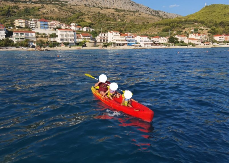 Otac s dvoje male djece krenuo kajakom s Brača u Dugi Rat, nestanak prijavila zabrinuta majka. Evo gdje su pronađeni