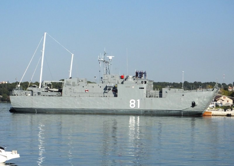[FOTO] Na Kornatima se nasukao brod Hrvatske ratne mornarice, nitko od posade nije ozlijeđen