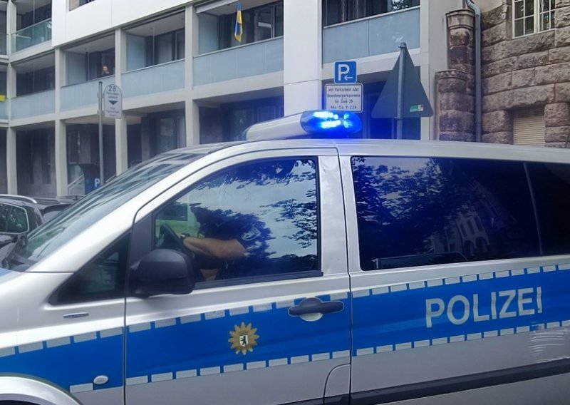 Majka u Njemačkoj osumnjičena za ubojstvo, bacila je dvoje djece s balkona