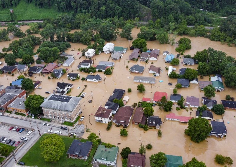 Najmanje 16 poginulih u 'epskim' poplavama u Kentuckyju, veći dio grada Jacksona je potopljen