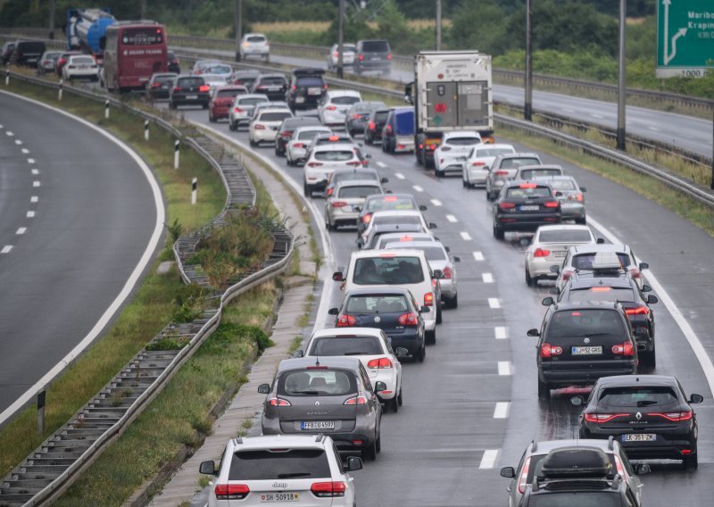 Promet gust do pojačan, na nekim dionicama vozi se u kolonama i uz zastoje, na Bajakovu se opet čeka šest sati na izlazak iz Hrvatske