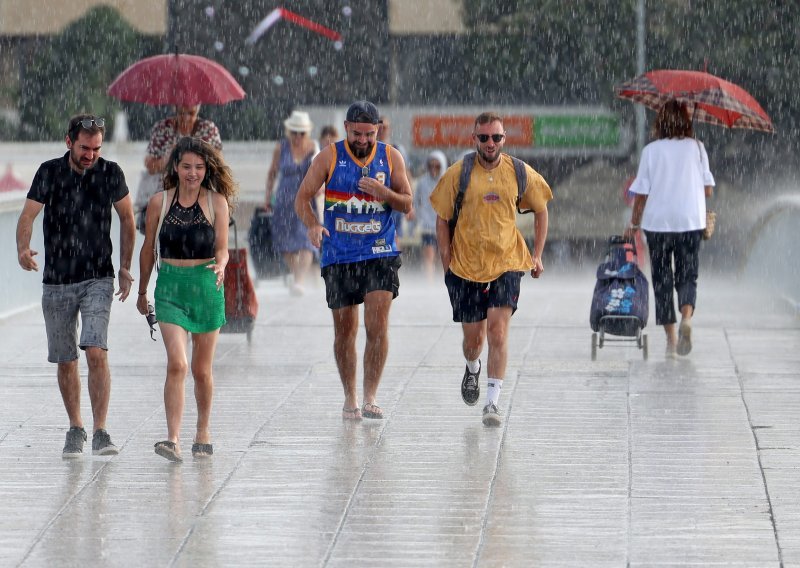 [FOTO] U subotu u cijeloj Hrvatskoj promjenjivo s kišom, pljuskovima i grmljavinom, u nedjelju stiže poboljšanje