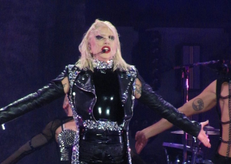 [FOTO] Zlato, crveno, lakirano, šljokice: Lady Gaga održala energični nastup u Londonu, presvlačila se šest puta