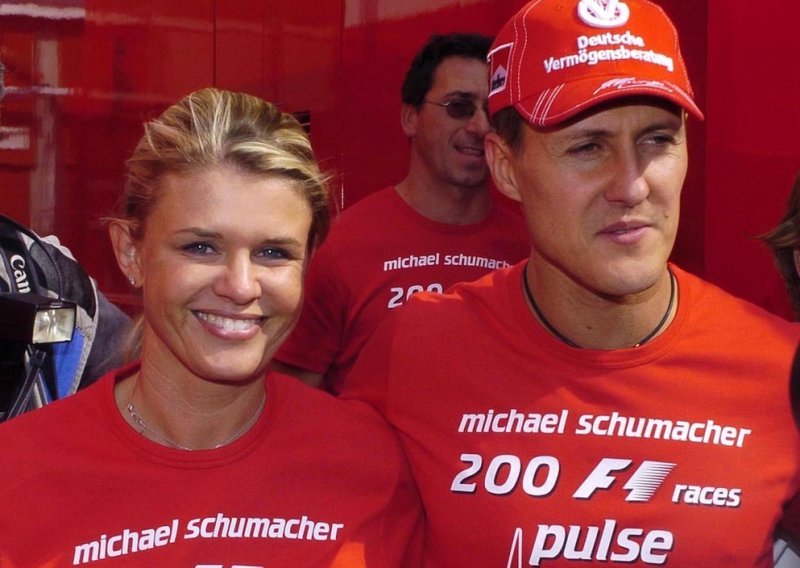Supruga Michaela Schumachera napokon je otvorila dušu te kroz suze jecajući priznala bolnu istinu: On je ovdje, ali...