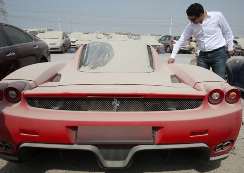 Zašto milijun eura vrijedan Ferrari Enzo trune u Dubaiju?
