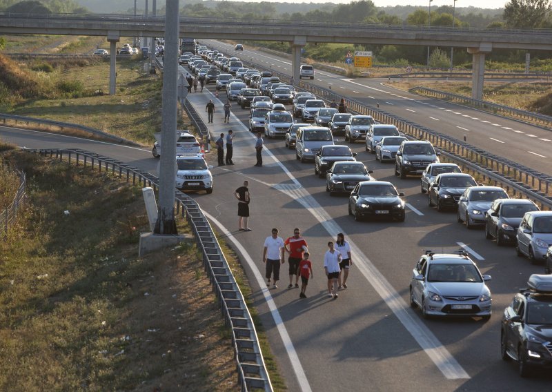 Počele velike gužve na autocestama, kilometarske kolone na Maslenici i Krčkom mostu