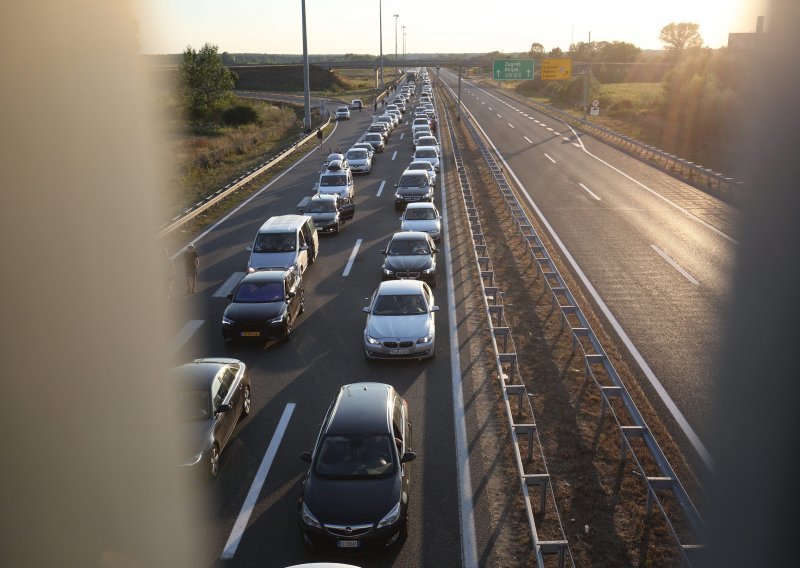 Prometna nesreća na A1 između Gospića i Perušića, vozi se jednim trakom
