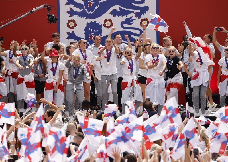 [FOTO] Engleske nogometašice u središtu Londona proslavile naslov europskih prvakinja: It's coming home!