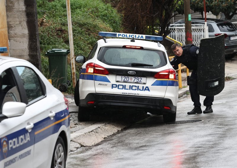 Slušao glazbu na prijenosnom zvučniku u parku u Puli pa ga izudarao nepoznati muškarac