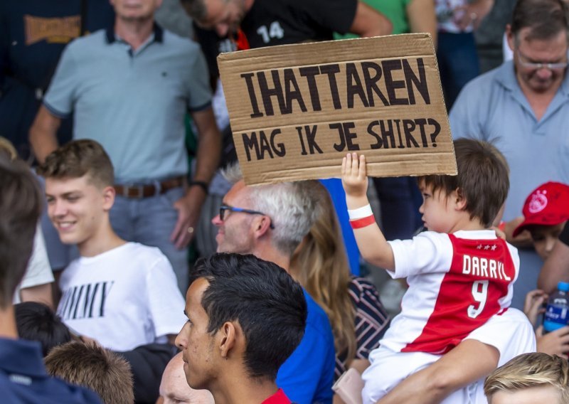 U Ajaxu donijeli čudnu oduku koja je naljutila navijače; evo što su im zabranili da pišu na kartonima iako se većinom radi o djeci!