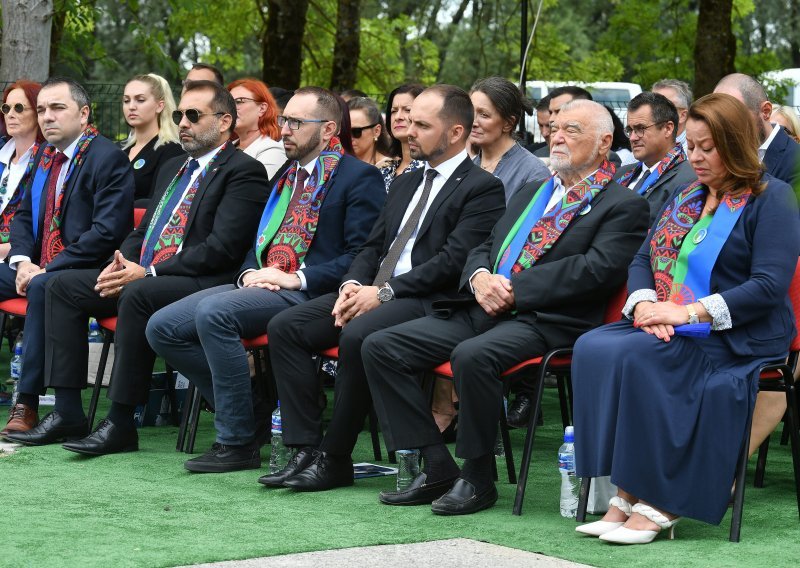 [VIDEO/FOTO] Međunarodni dan sjećanja na romske žrtve genocida. Mesić: Nadam se da će se Milanović ispričati Romima