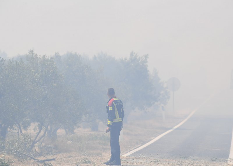 Buknuo požar na otoku Braču, vatrogascima u pomoć stigao helikopter