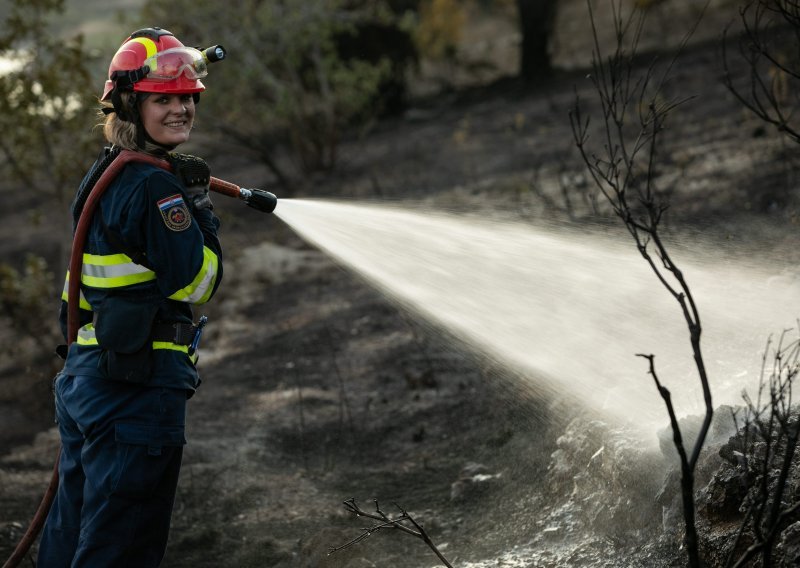 Lokalizirani požari kod Vodica, Šibenika i na Braču, vatrogasci dežurali cijelu noć