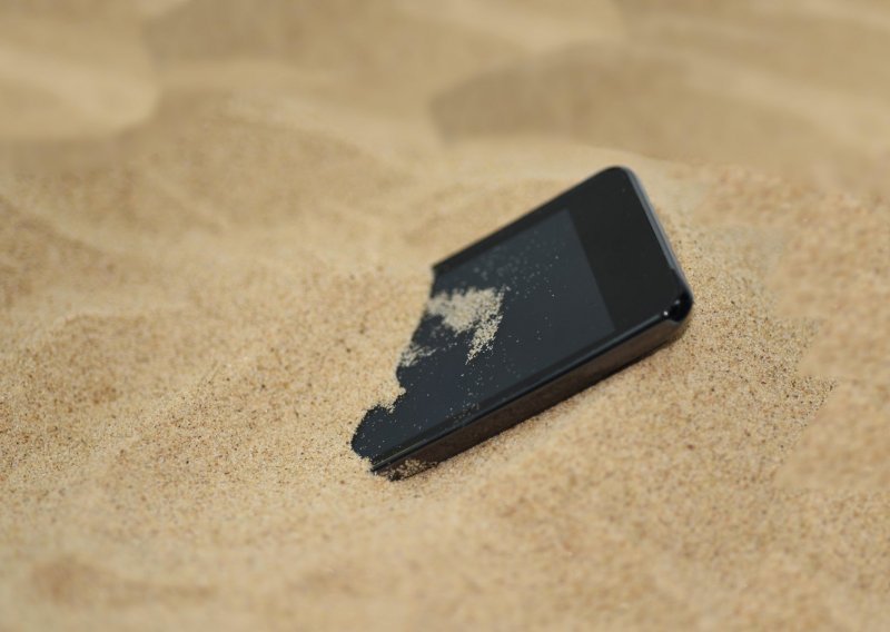 Ljetne brige: Što napraviti ako vam smartfon padne u slanu vodu?