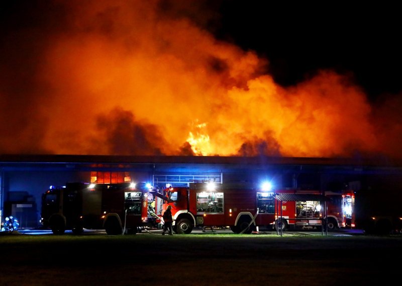 Požar na Žitnjaku gasilo je 200 vatrogasaca s 54 vozila