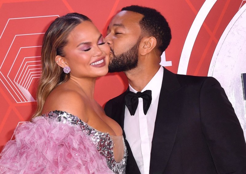 Dugo je skrivala sretne vijesti: Chrissy Teigen otkrila je da je ponovno trudna