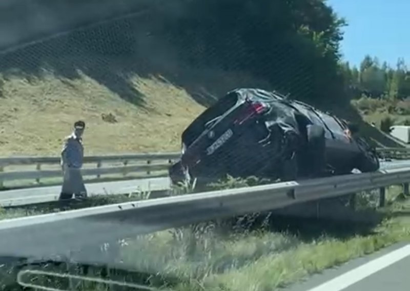 [VIDEO] Strava na A1 u smjeru Zagreba: U sudaru sudjelovala tri vozila, jedna osoba preminula, sedmero ozlijeđenih