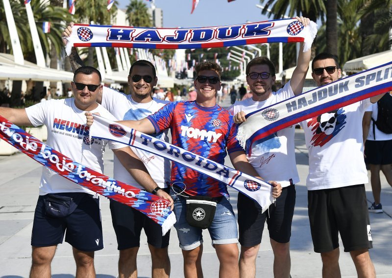 [FOTO] Navijači Hajduka 'okupirali' Rivu; pogledajte atmosferu u Splitu uoči utakmice Hajduka i Vitorije