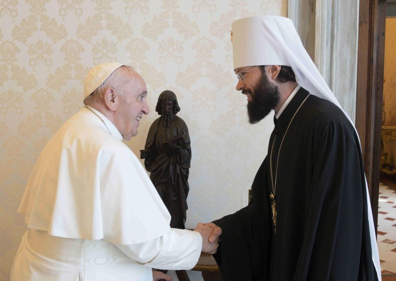 Papa se sastao s drugim najvišim klerikom ruske crkve uoči susreta s patrijarhom