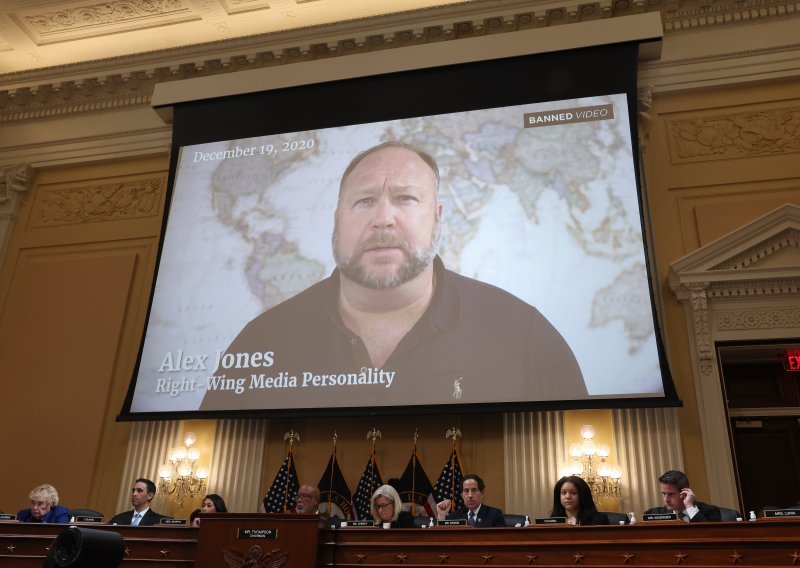 Američki teoretičar zavjere Alex Jones mora platiti 45,2 milijuna dolara odštete