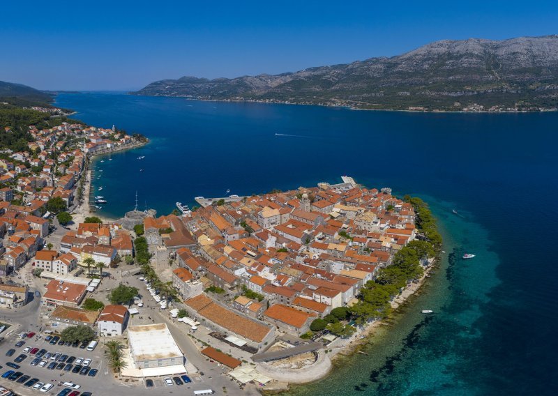 Ne preporuča se kupanje; more na plaži Ispod zidina na Korčuli zagađeno fekalijama