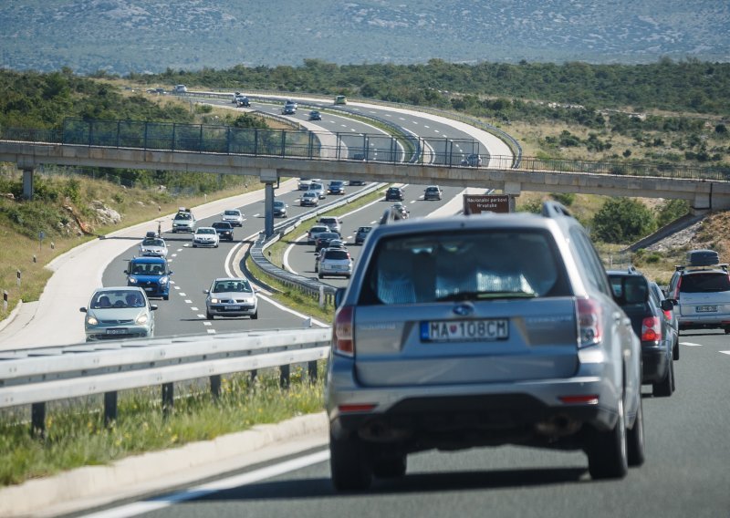 [VIDEO] Nepodnošljive gužve na glavnim pravcima, kilometarska kolona na oba izlaza pred Zagrebom