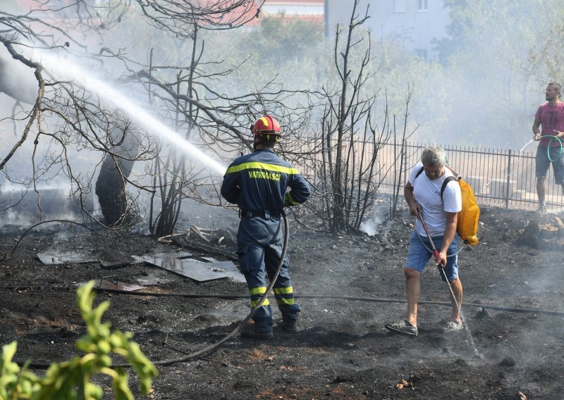 Požar iz Crne Gore kod Vitaljine prešao u Hrvatsku, doletjeli kanaderi koji su gasili na Hvaru