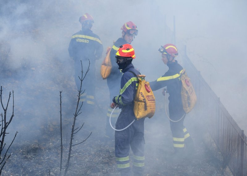 [FOTO] Vatrogasci već danima gase dva požara na Velebitu, a zbog suše i mještanima donose vodu