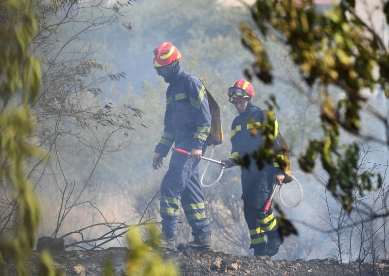 Vatrogasci uz pomoć kanadera uspjeli savladati požar kod Obrovca