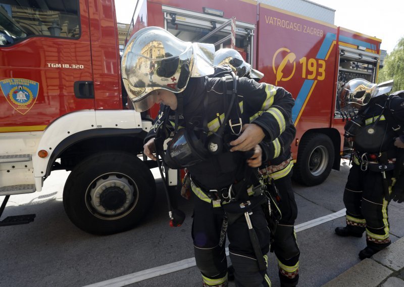 Vatrogasci spasili dijete koje je ostalo zaključano u automobilu