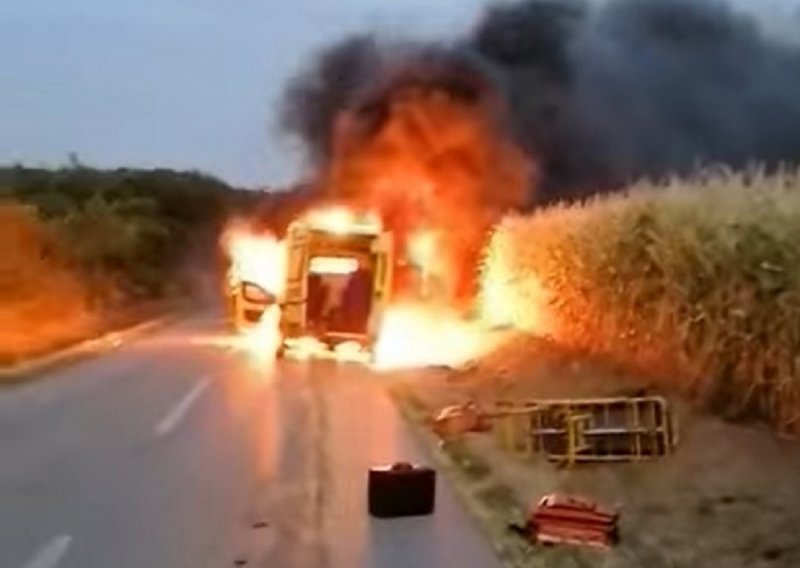 [VIDEO] Do požara vozila hitne pomoći u Vukovaru došlo je zbog kvara na električnim instalacijama