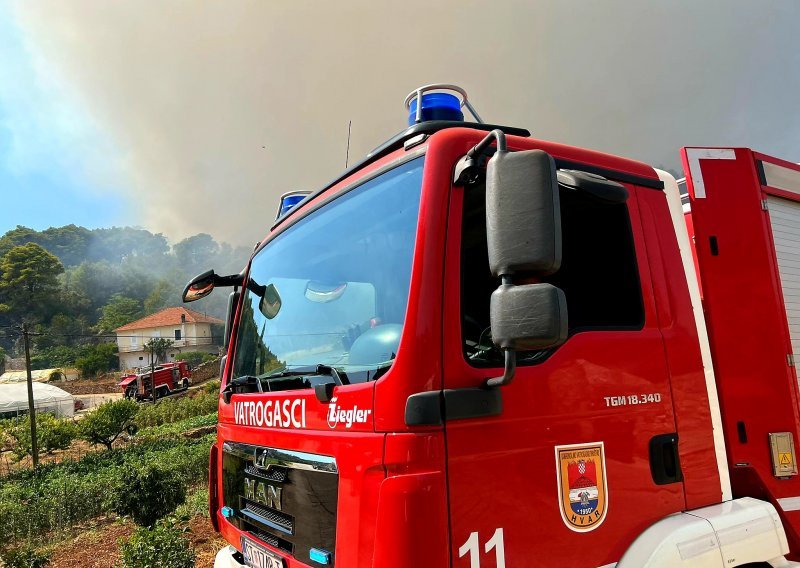 Požar na Hvaru i dalje aktivan: Smrtno stradao mještanin, izgorjelo deset hektara šume