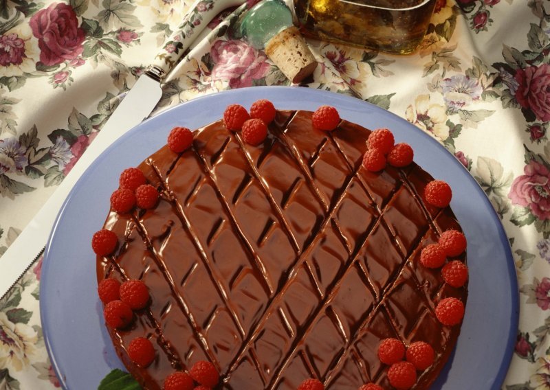 Sočna čokoladna torta s preljevom od malina
