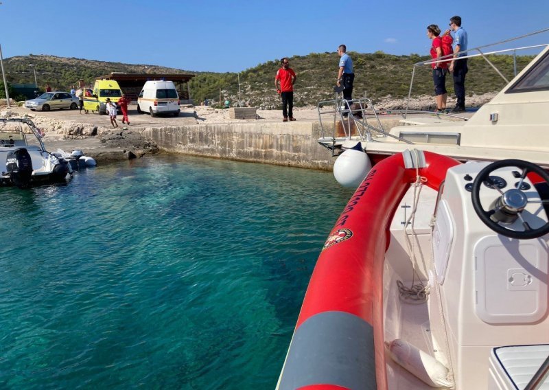 Kapetan turističkog broda na Visu skočio s litice u more i onesvijestio se