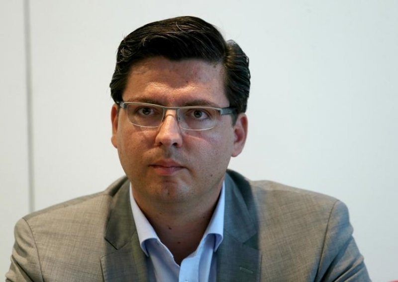 Smijenjen šef smetlišta koji je sam sebi isplatio milijunski bonus