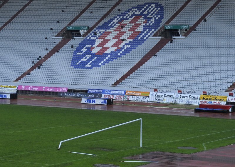 Hajduk nastavlja tapkati u mraku