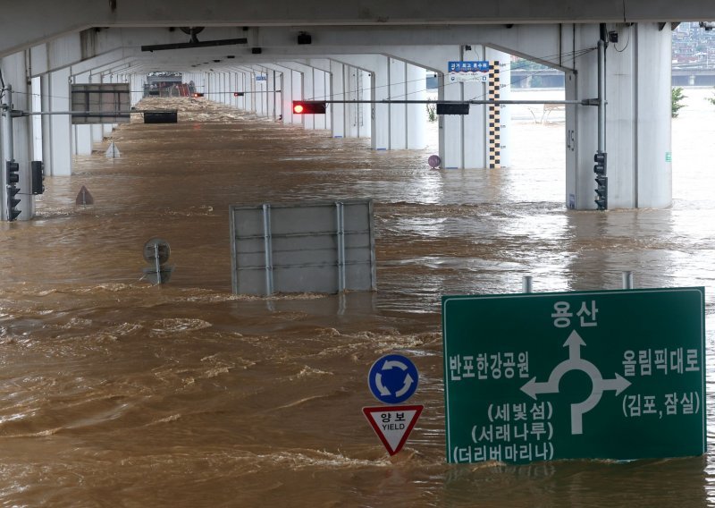 [FOTO] Najgora kiša u zadnjih 80 godina poplavila Seul: Pod vodom ceste i podzemna željeznica, najmanje sedam mrtvih