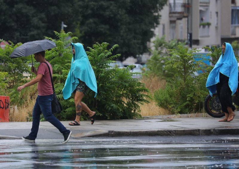 [FOTO] Kopno dodatno rashladila kiša, oblaci i bura stižu u Dalmaciju